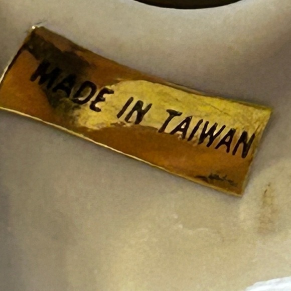 OMC Taiwan Porcelain Rabbit w Ears Laded Back giant feet 4.5x3 30% off w♥️ - Picture 4 of 6